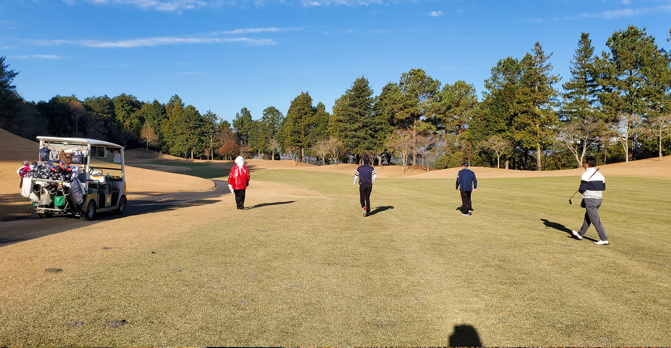 カートに乗ってキャディさんと